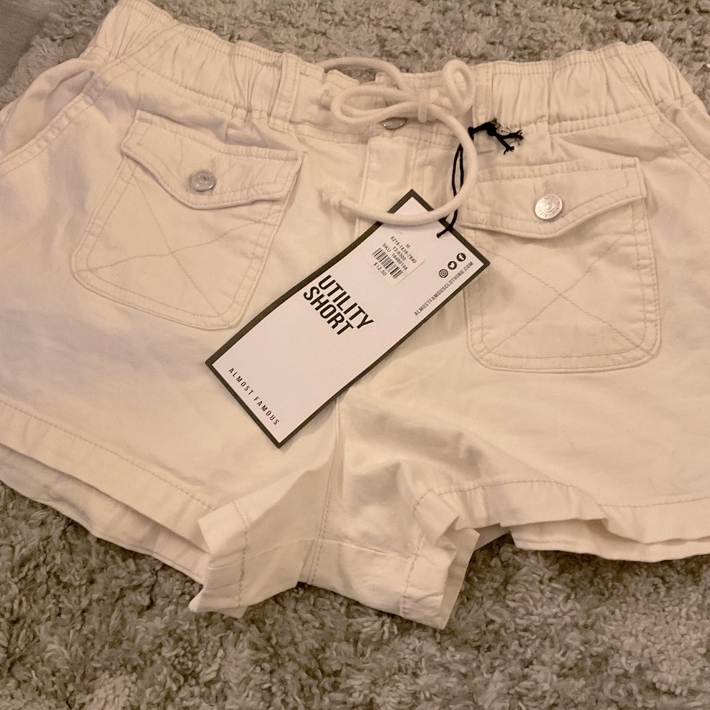 Light cream neutral khaki shorts w pockets and jraw stings